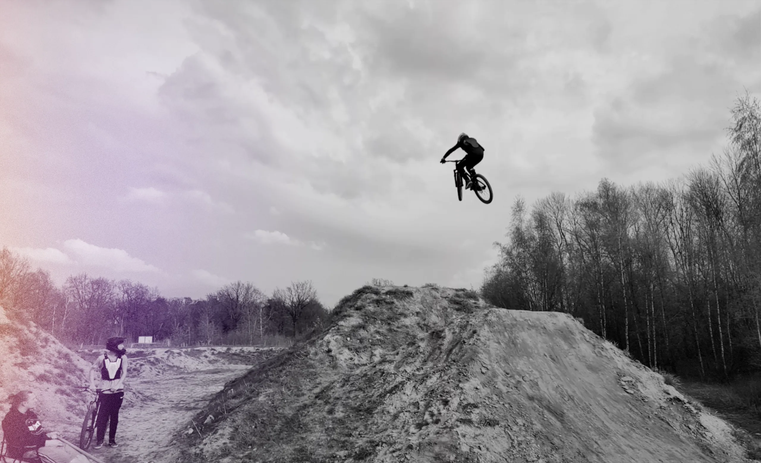 Rider springt über Dirt Jump am Offlumer See bei Sonnenuntergang